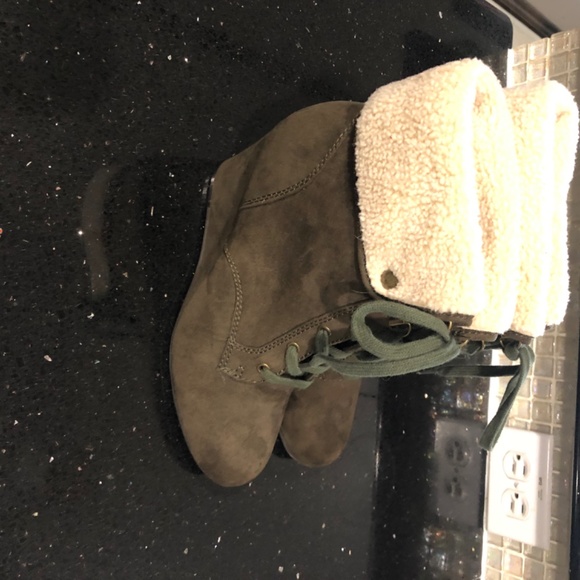 Olive Green Wedge Ankle Boot Women’s US Size 8 - Picture 2 of 11